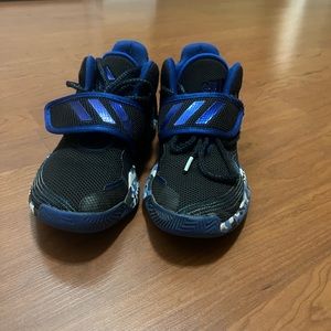 BIG BOYS ADIDAS SHOES SIZE: 4